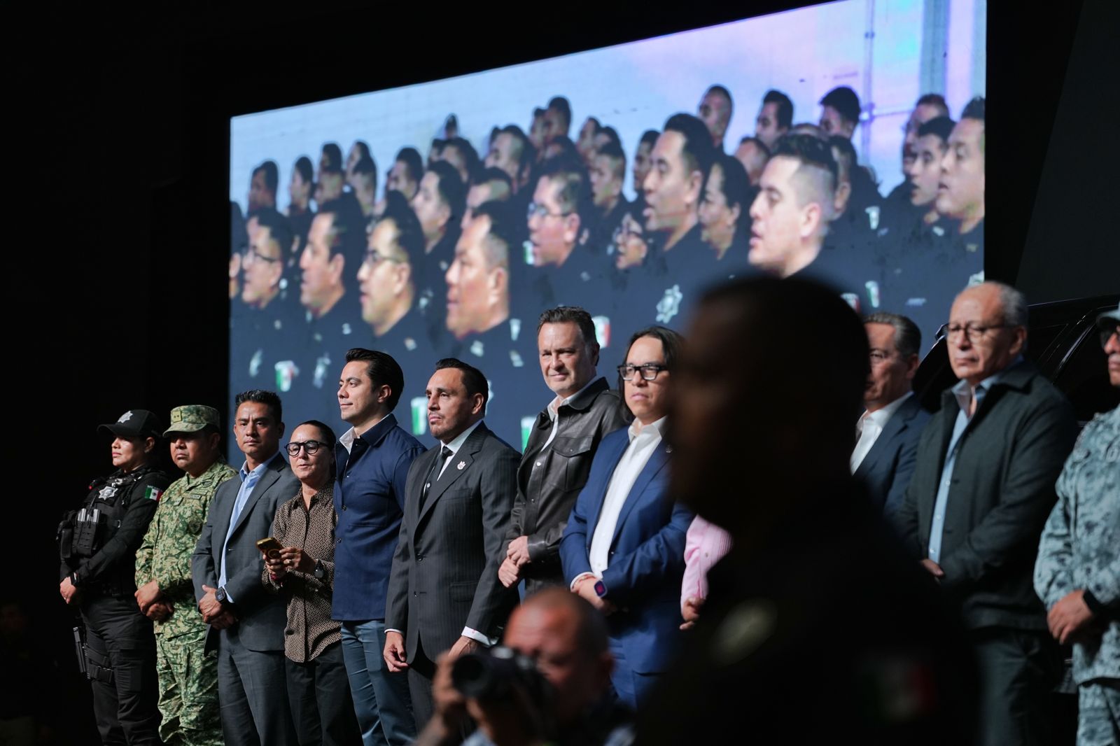 Imagen de Acompaña Felifer Macías entrega de nuevas patrullas para fortalecer la seguridad en Querétaro 2
