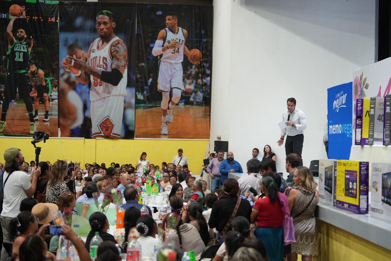 Imagen de Asiste Felifer Macías al tradicional festejo del Día de las Madres en San Juan del Río 10
