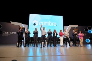 Imagen de Reconoce Felifer Macías el talento y liderazgo de jóvenes de la UAQ 3