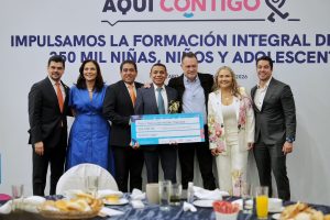 Imagen de Reconoce Felifer Macías la labor de los maestros para formar mejores generaciones 6