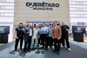 Imagen de Realiza Felifer Macías encuentro con el equipo profesional de fútbol americano Gallos Negros 14