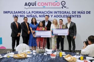 Imagen de Reconoce Felifer Macías la labor de los maestros para formar mejores generaciones 7