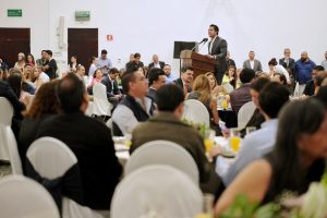 Imagen de Reconoce Felifer Macías la labor de los maestros para formar mejores generaciones 9