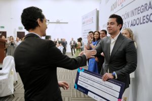 Imagen de Reconoce Felifer Macías la labor de los maestros para formar mejores generaciones 10