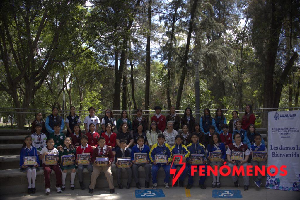 Reconoce SEG a estudiantes ganadores del IV Concurso Estatal de Ciencias Guanajuato 2026