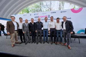 Imagen de Asiste Felifer Macías a la entrega de escrituras públicas 13