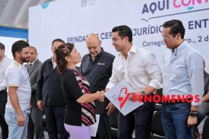 Asiste Felifer Macías a la entrega de escrituras públicas