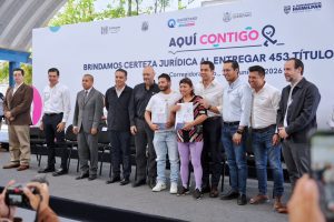 Imagen de Asiste Felifer Macías a la entrega de escrituras públicas 12