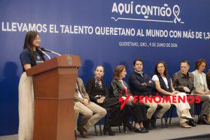 Asiste Felifer Macías al abanderamiento de estudiantes del programa Contigo Beca Embajadores 2026