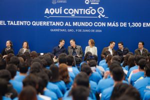 Imagen de Asiste Felifer Macías al abanderamiento de estudiantes del programa Contigo Beca Embajadores 2026 11