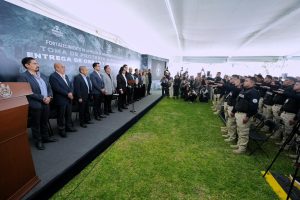 Imagen de Asiste Felifer Macías a la toma de protesta, entrega de obras y equipamiento para el fortalecimiento de la Policía de Investigación del Delito 11