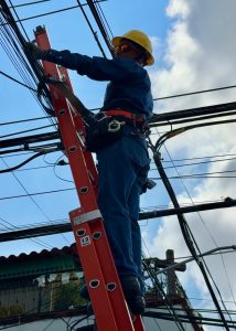Imagen de Continua el retiro de cableado en desuso de las principales avenidas de la capital 7