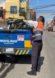 Imagen de Continua el retiro de cableado en desuso de las principales avenidas de la capital 6