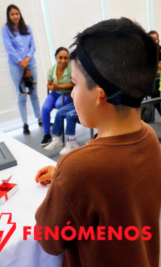 Entrega Gobierno de la Gente dispositivos auditivos de conducción ósea a niñas y niños con discapacidad