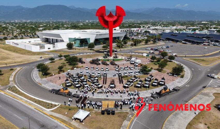 Entrega Américo Villarreal vehículos y maquinaria por 125.2 mdp