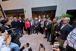 Imagen de Asiste Felifer Macías a la inauguración de las oficinas del periódico Plaza de Armas 30