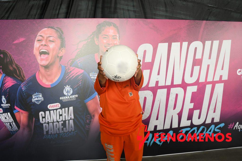 Cinco mundiales privada de la libertad: el fútbol mantiene viva la unión familiar 