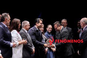 Asiste Felifer Macías a la entrega de reconocimientos al Profesionista del Año 2025