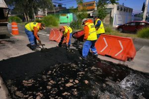 Imagen de Supervisa Felifer Macías los trabajos de bacheo para reducir afectaciones al tránsito 17