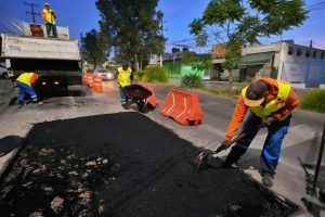Imagen de Supervisa Felifer Macías los trabajos de bacheo para reducir afectaciones al tránsito 19