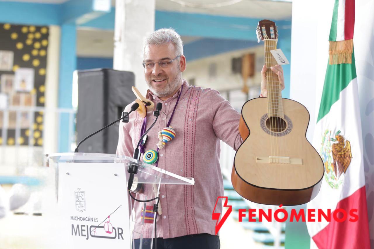 Más de 10 mil guitarras de Paracho llegarán a secundarias de Michoacán: Bedolla