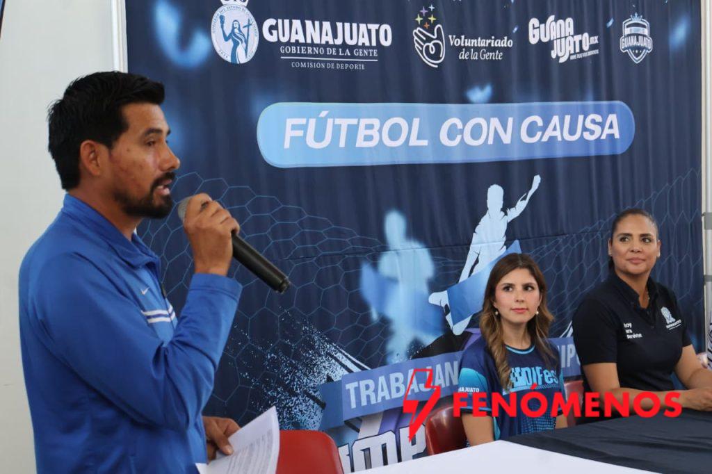 Entrega CODE balones de fútbol en Pénjamo