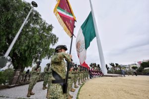 Imagen de Con orgullo por México y Querétaro, Felifer Macías refrenda respeto por los símbolos patrios 16