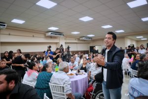 Imagen de Reconoce Felifer Macías labor de tianguistas y locatarios del Mercado de Lomas de Casa Blanca 2