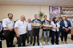 Imagen de Reconoce Felifer Macías labor de tianguistas y locatarios del Mercado de Lomas de Casa Blanca 3