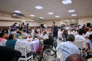 Imagen de Reconoce Felifer Macías labor de tianguistas y locatarios del Mercado de Lomas de Casa Blanca 4