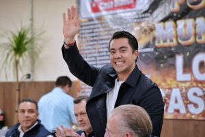Imagen de Reconoce Felifer Macías labor de tianguistas y locatarios del Mercado de Lomas de Casa Blanca 6