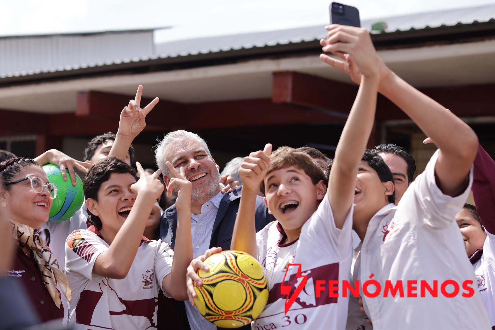 Inicia Bedolla entrega de 202 mil pares de tenis a estudiantes de secundaria