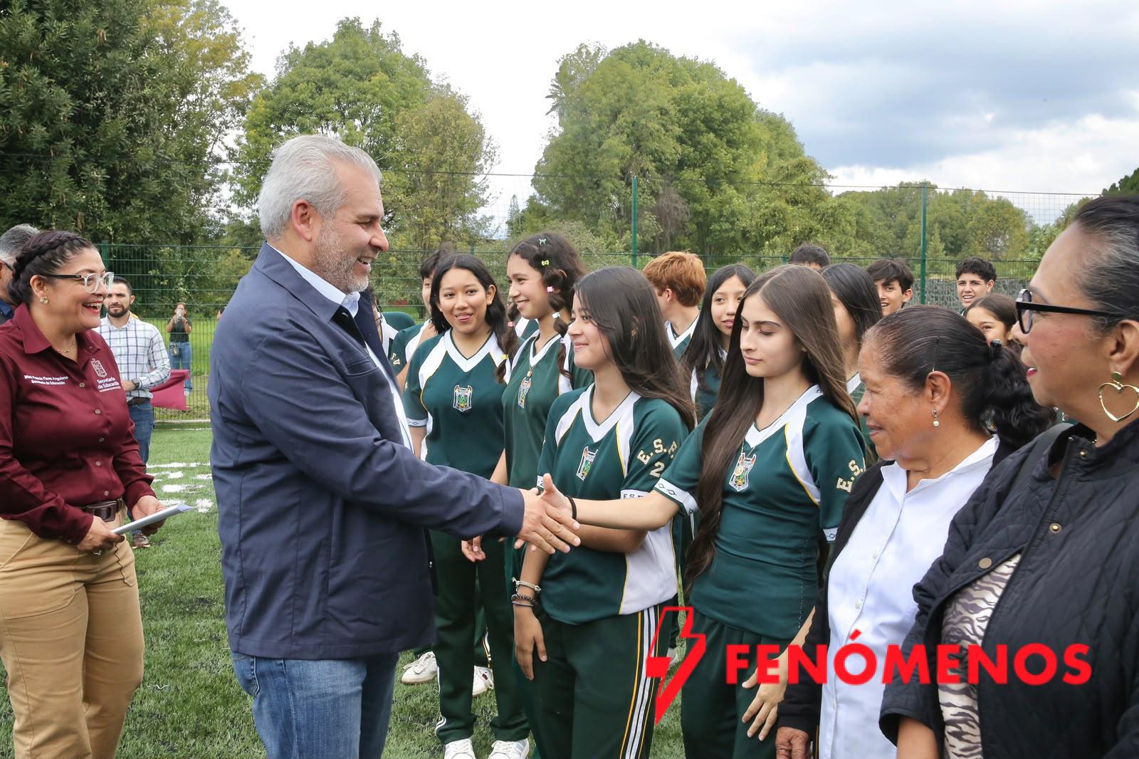 Inaugura Bedolla cinco canchas de fútbol 7 en secundarias de Uruapan