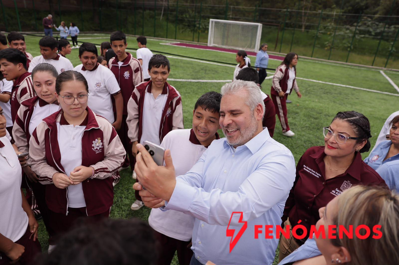 ¡Avanza la educación en Michoacán! Suben cifras de alfabetización y escolaridad: Bedolla