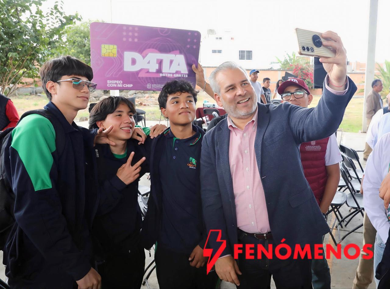 Entrega Bedolla chips D4TA datos gratis a estudiantes del Cecytem en Morelia